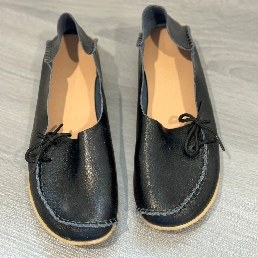 Walking Women’s Stitched Leather Black Rubber Knobby Sole (sz 39)